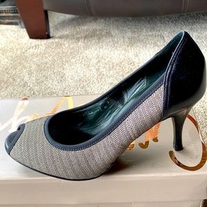 Donald J Pliner gorgeous peep toe heels. Impeccable condition. Soft leather